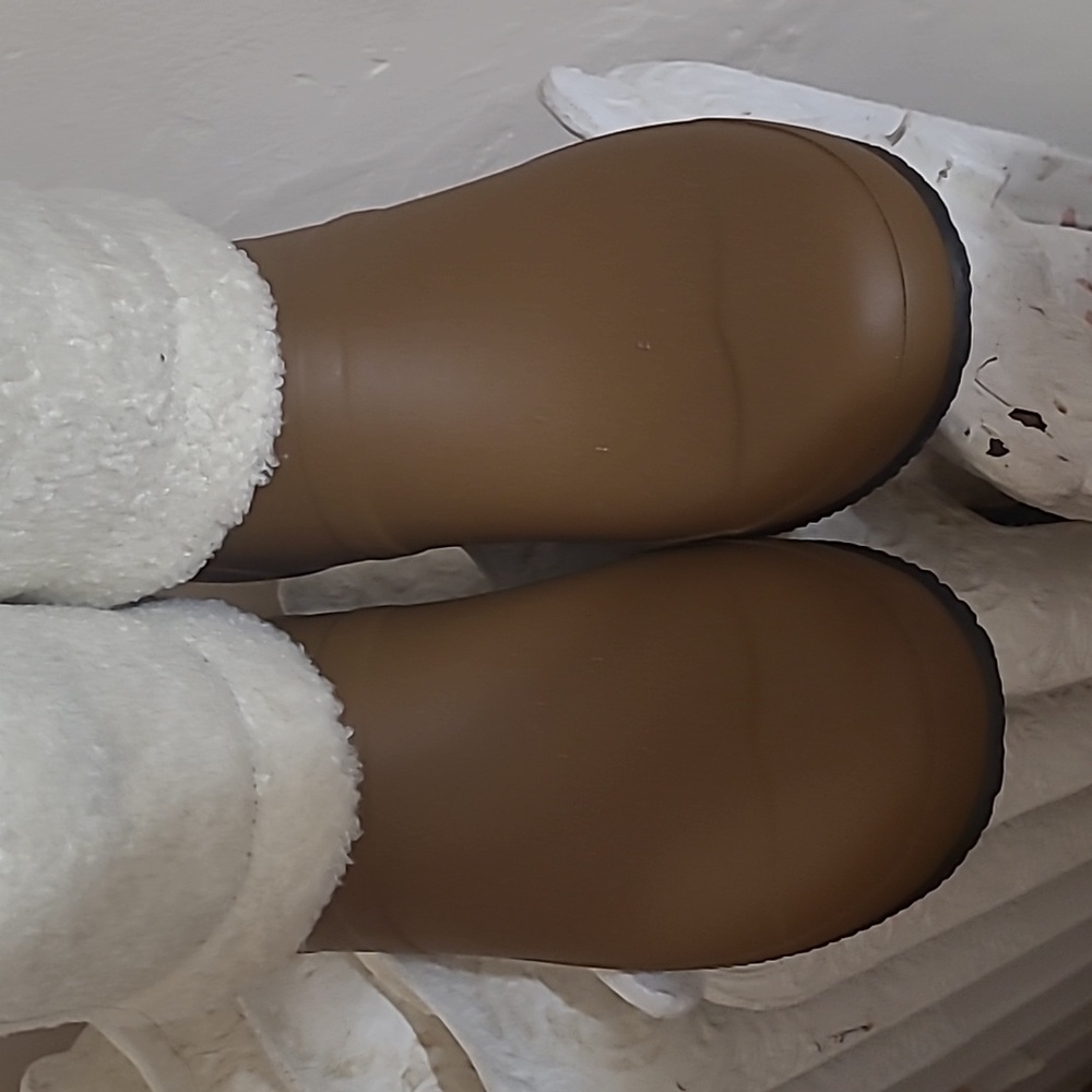 Hunter boots in tawny brown